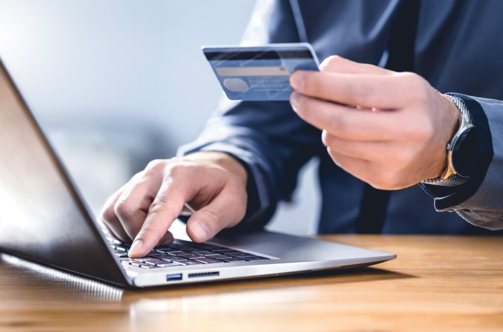 アフィリエイト詐欺のための盗難クレジットカードの使用