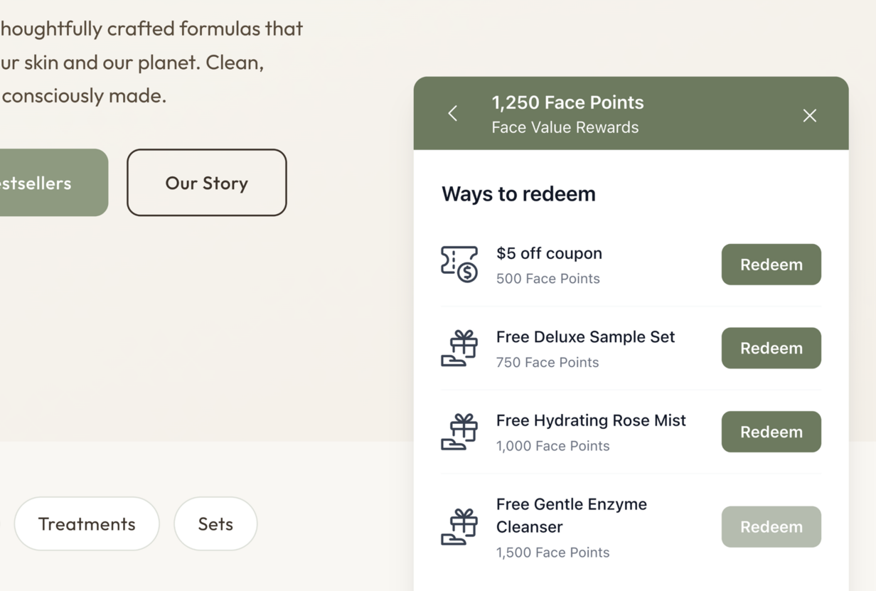 Widget del programa de fidelización de WooCommerce que muestra recompensas de producto gratuito disponibles para canjear junto con cupones de descuento