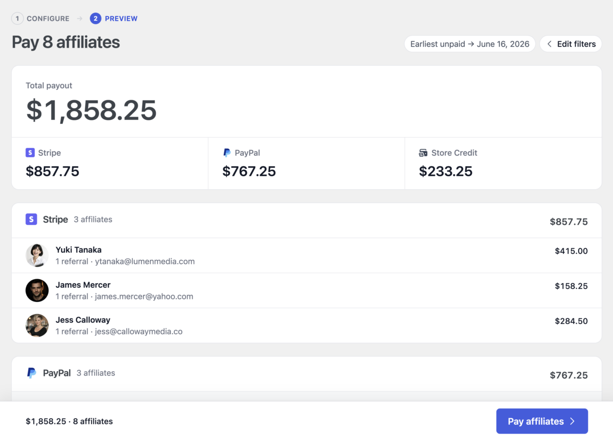 Vista previa de pago de AffiliateWP pagando a ocho afiliados a la vez, un total dividido entre PayPal, Stripe y crédito de tienda