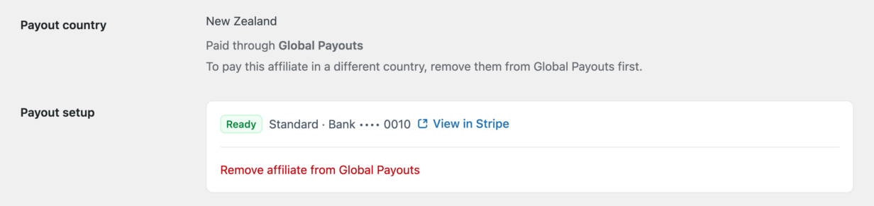 As linhas País de pagamento e Configuração de pagamento na tela Editar afiliado de um afiliado no AffiliateWP, mostrando um selo Pronto, a conta bancária terminada em 0010 e o controle Remover afiliado de Pagamentos Globais