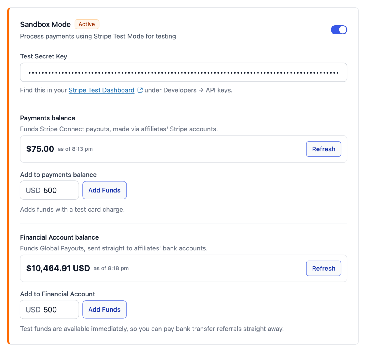 O cartão Modo Sandbox nas configurações de pagamento Stripe do AffiliateWP, mostrando o saldo de Pagamentos e o saldo da Conta Financeira, cada um com seu próprio campo de valor e controle Adicionar Fundos